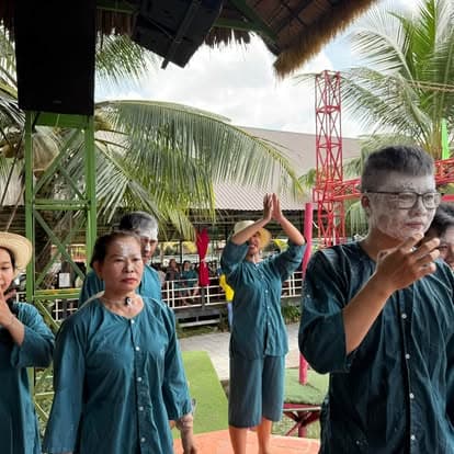 Du khách mặt dính bột trắng sau trò chơi dân gian bột mặt tại Làng du lịch sinh thái Ông Đề